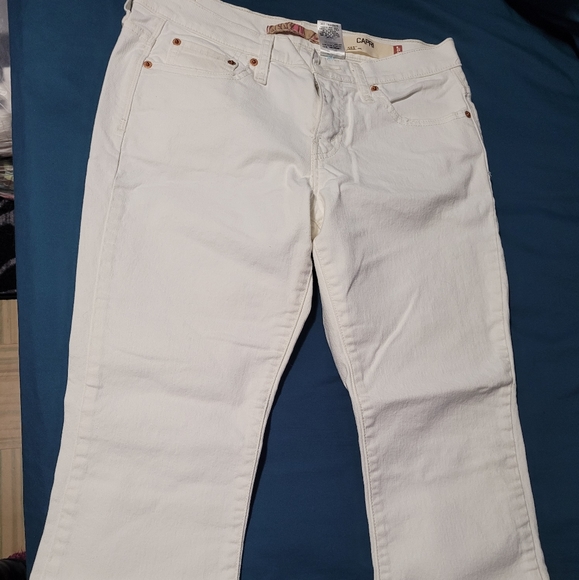Levi White Capri Pants - Picture 3 of 3